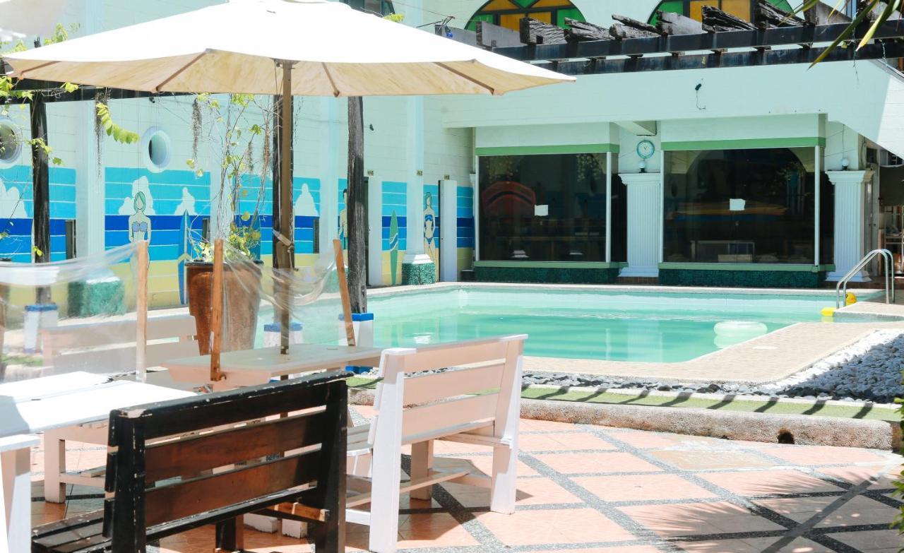 Reddoorz Plus @ Castle Chateau Iloilo Exterior photo