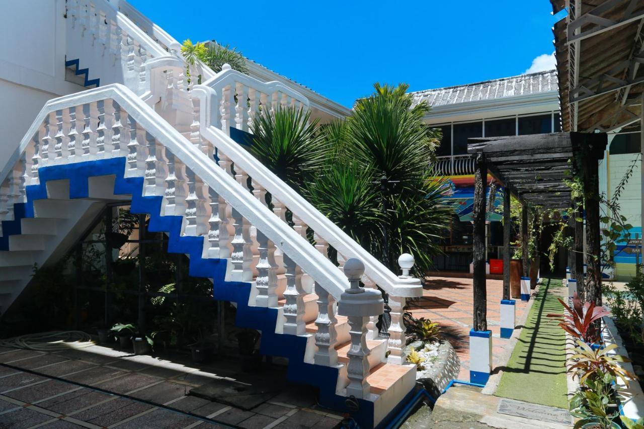 Reddoorz Plus @ Castle Chateau Iloilo Exterior photo