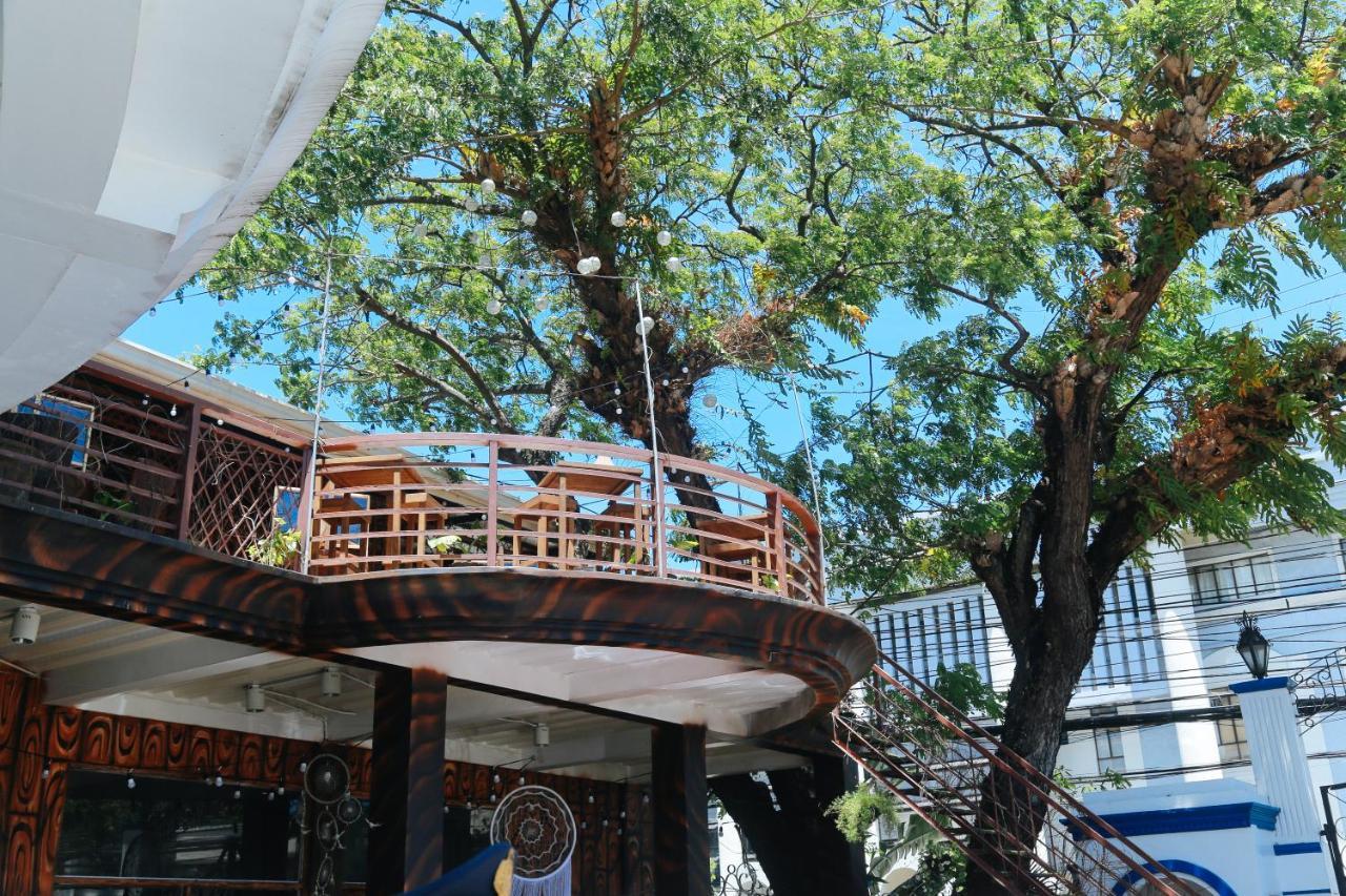 Reddoorz Plus @ Castle Chateau Iloilo Exterior photo