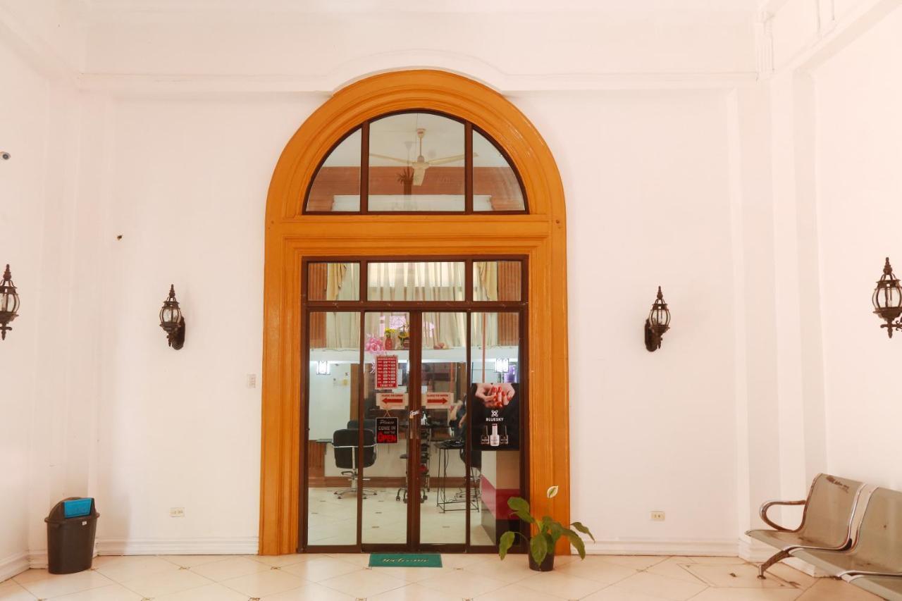 Reddoorz Plus @ Castle Chateau Iloilo Exterior photo