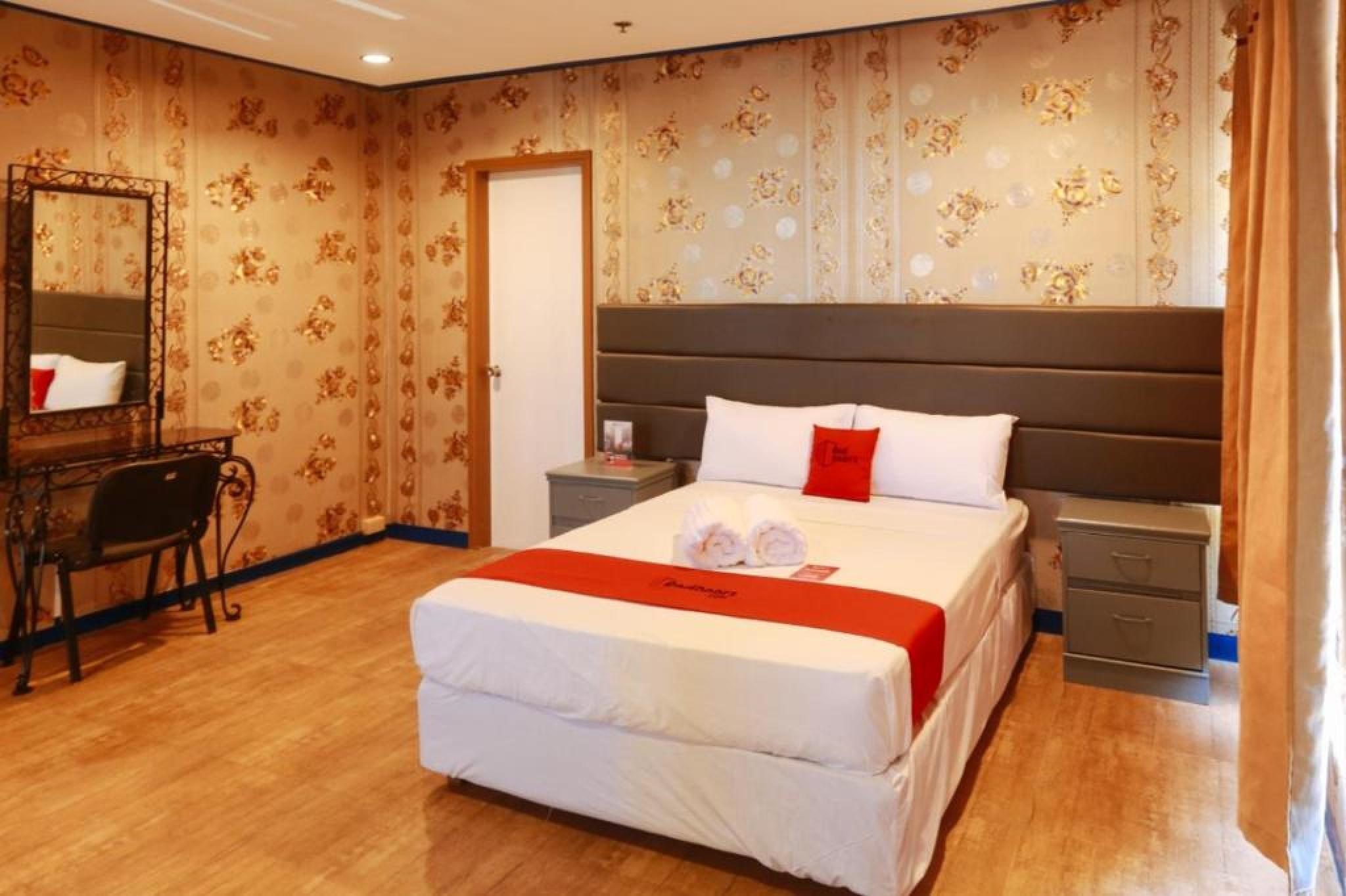 Reddoorz Plus @ Castle Chateau Iloilo Exterior photo