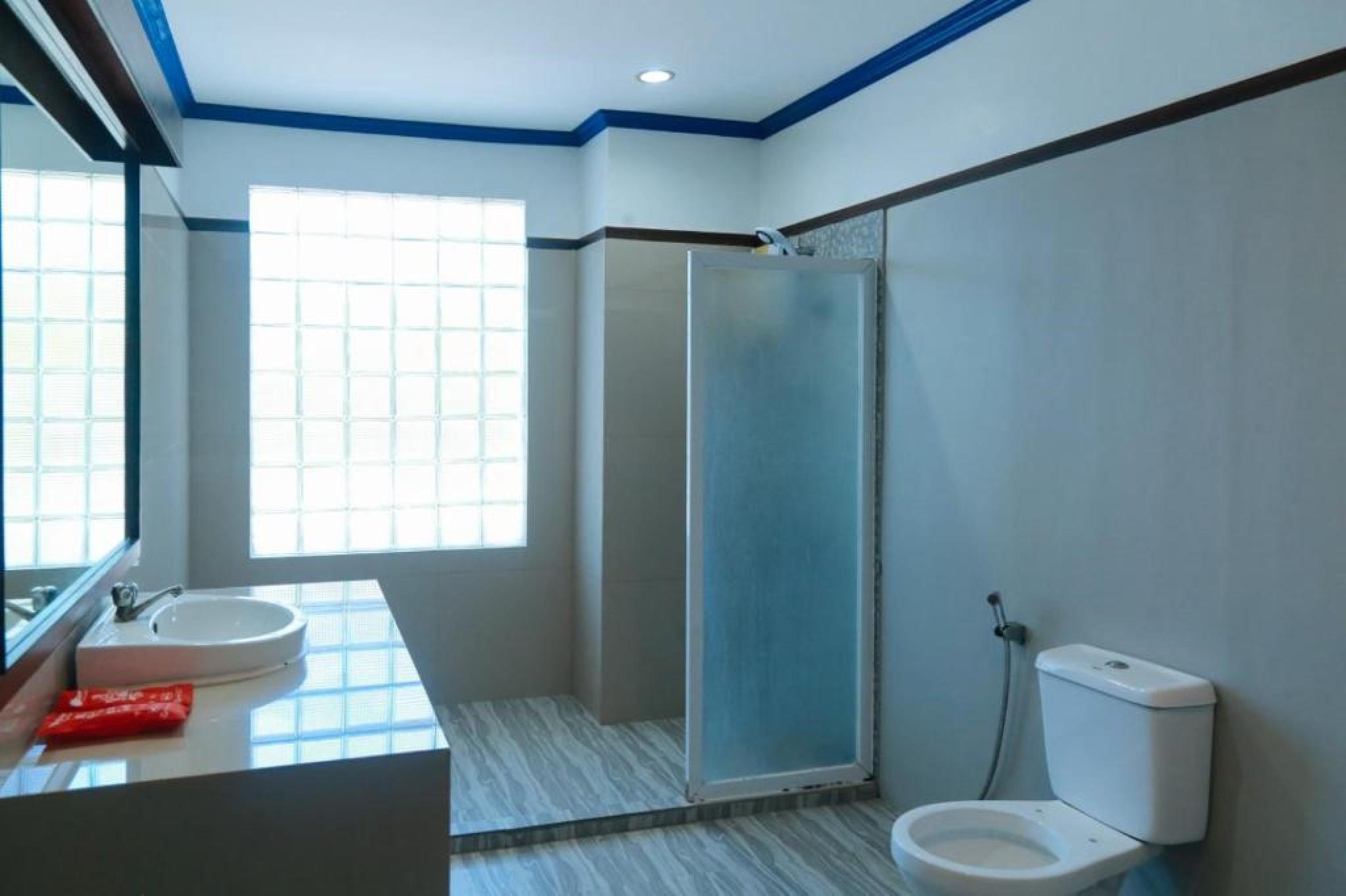 Reddoorz Plus @ Castle Chateau Iloilo Exterior photo