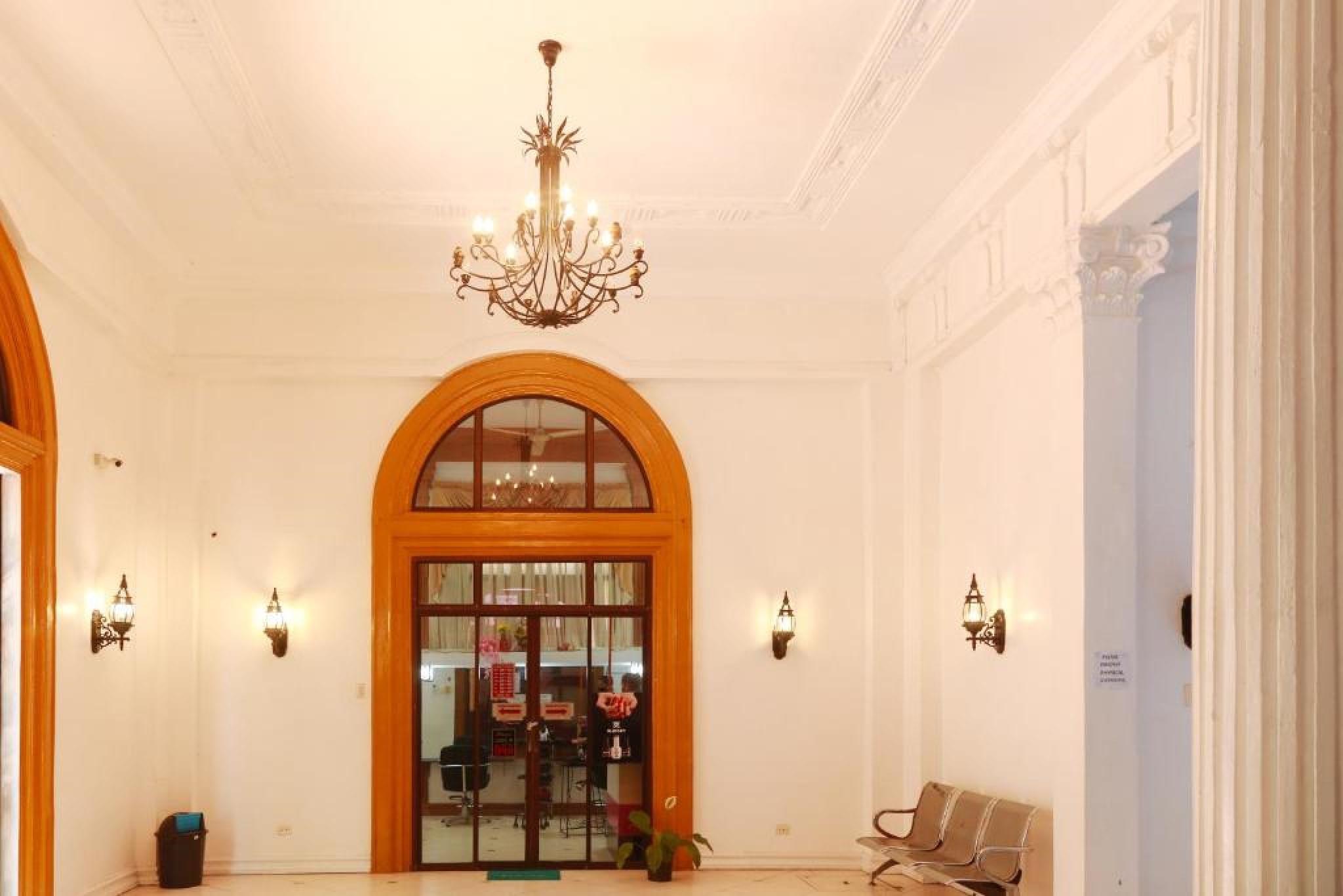 Reddoorz Plus @ Castle Chateau Iloilo Exterior photo