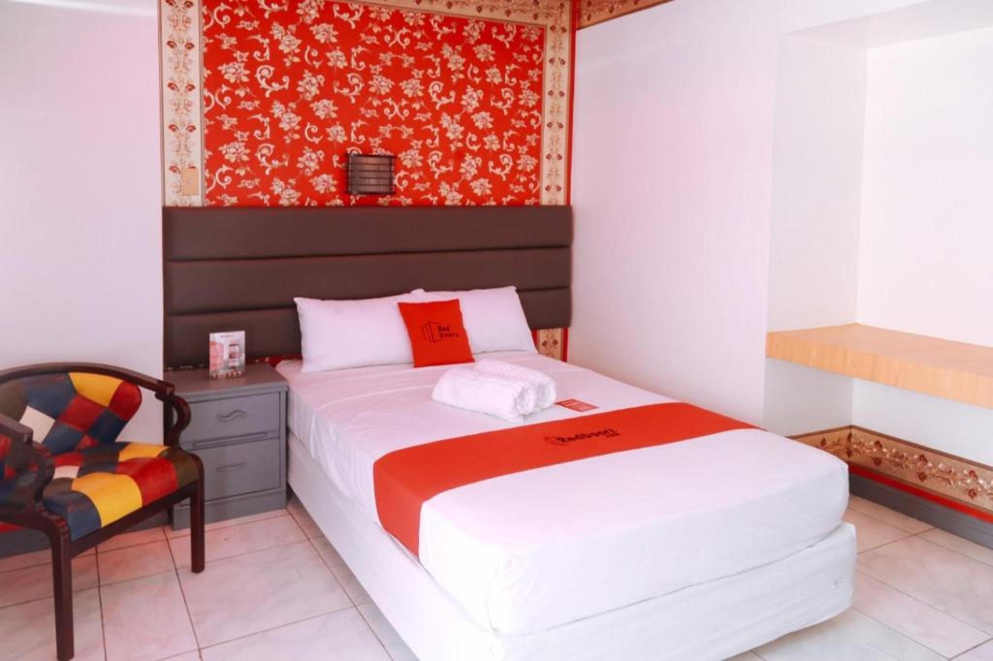 Reddoorz Plus @ Castle Chateau Iloilo Exterior photo
