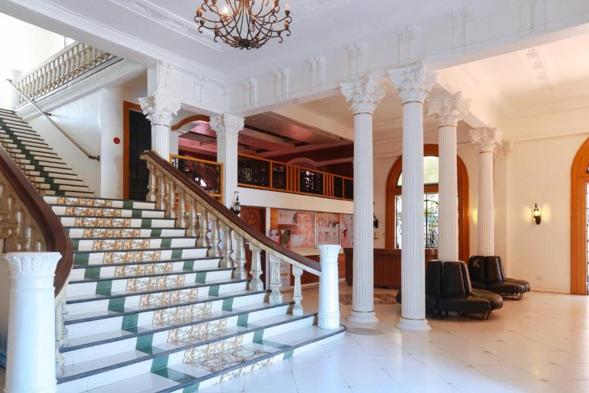 Reddoorz Plus @ Castle Chateau Iloilo Exterior photo