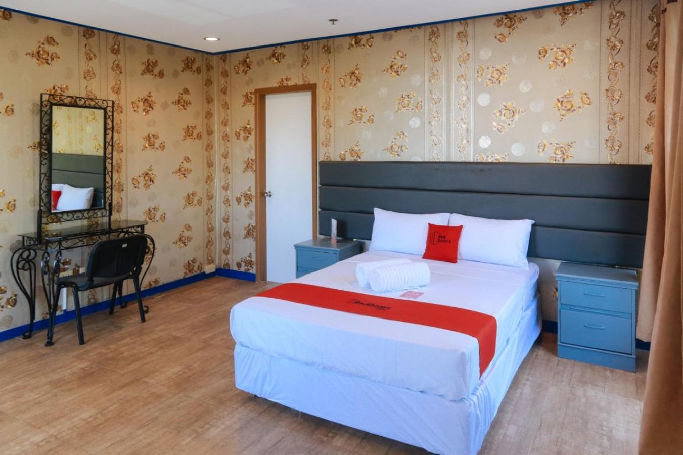 Reddoorz Plus @ Castle Chateau Iloilo Room photo