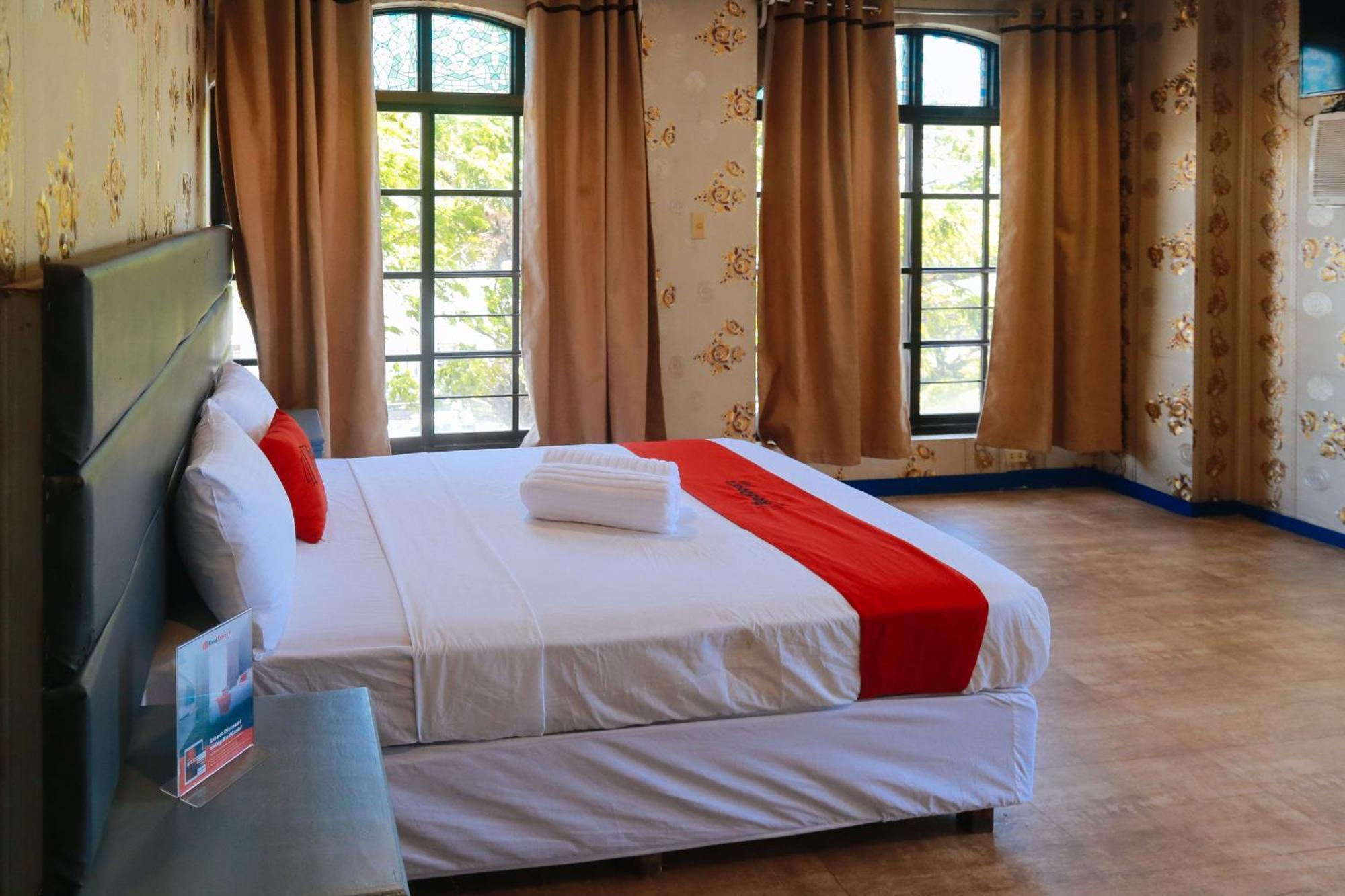 Reddoorz Plus @ Castle Chateau Iloilo Exterior photo