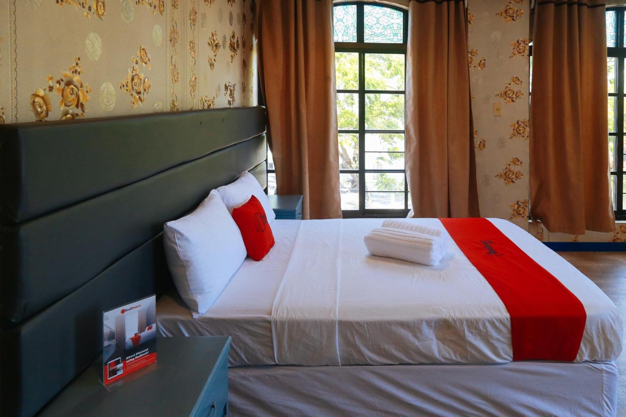 Reddoorz Plus @ Castle Chateau Iloilo Exterior photo