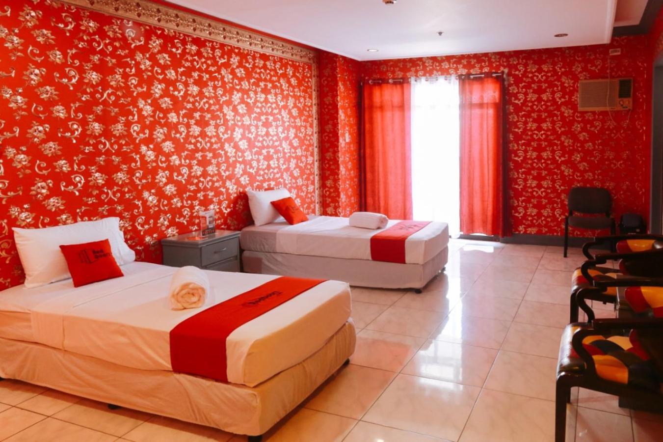 Reddoorz Plus @ Castle Chateau Iloilo Room photo